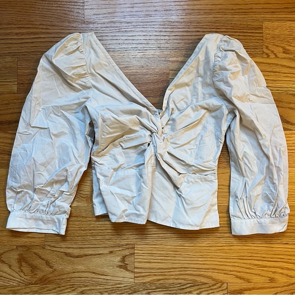 Abercrombie & Fitch Tops - Abercrombie & Fitch Cream Ruched Cropped Blouse size XS